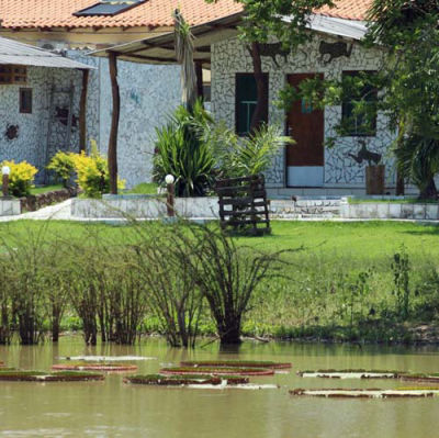 Blick über den Teich auf das Gästehaus