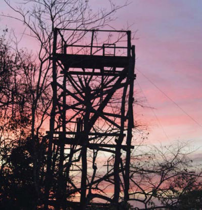 ein Holzturm in der Dämmerung
