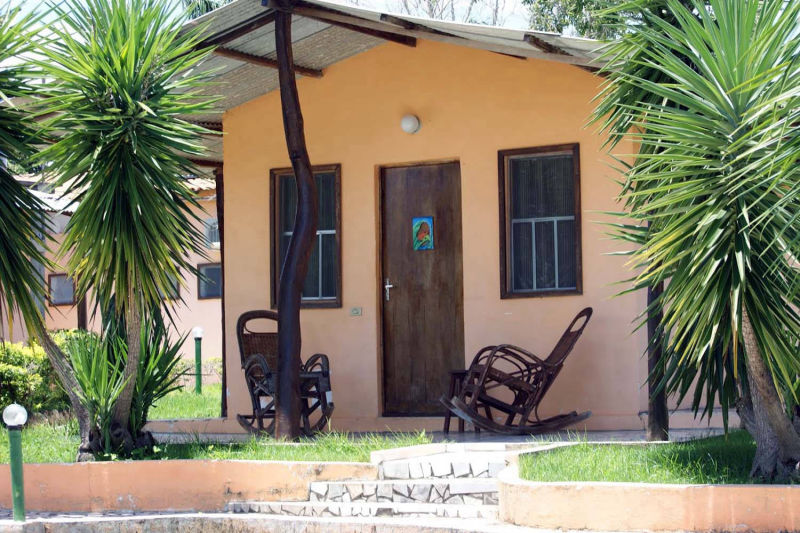 Quintal da casa de hóspedes com cadeira de balanço