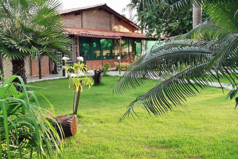 Vista através do jardim para o edifício principal