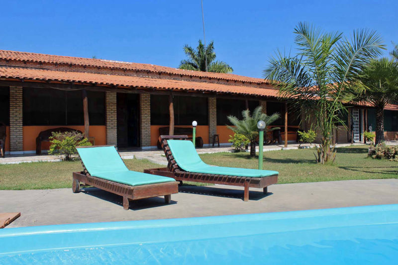 Piscina com espreguiçadeiras