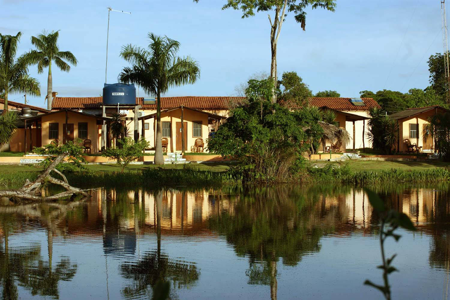 Lago na frente de casas de hóspedes con apartementos
