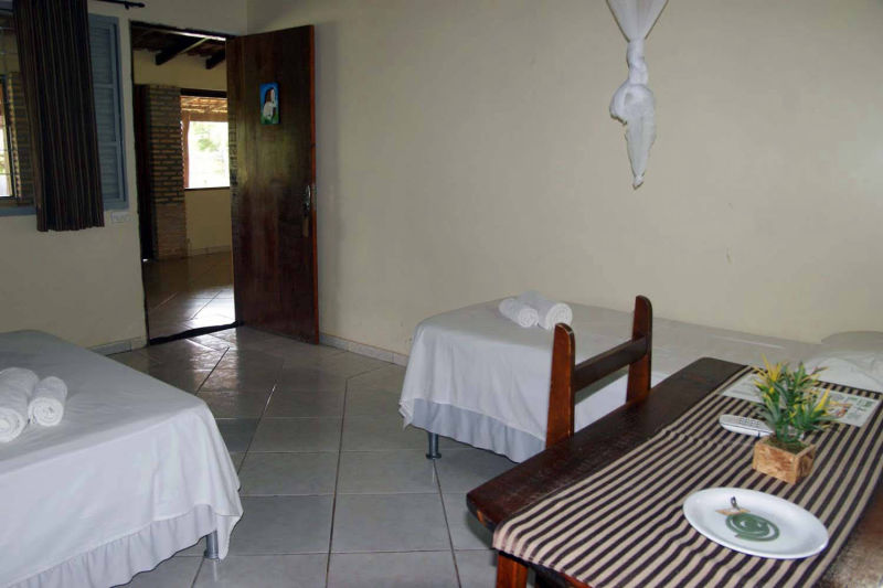 Quarto com pequena mesa